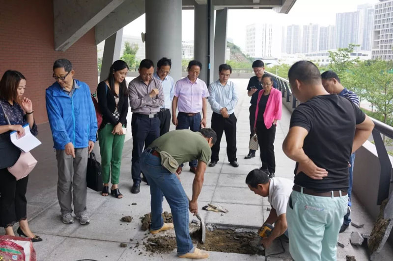 调研人员对项目的进行防水效果检查