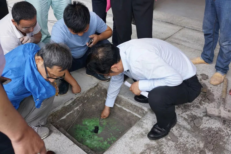 调研人员对项目的进行防水效果检查