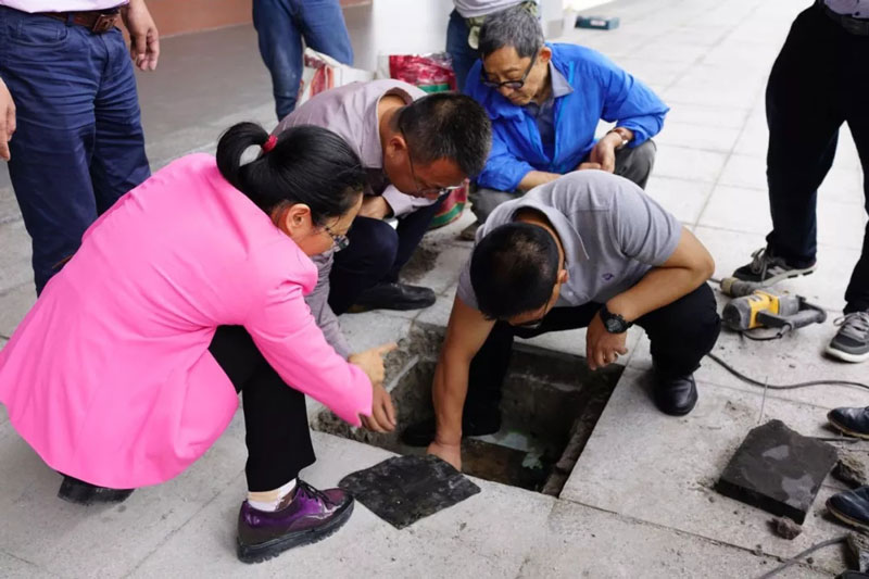 调研人员对项目的进行防水效果检查