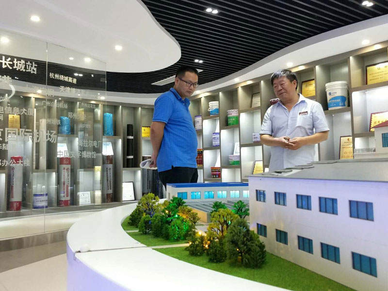 参观公司展示厅