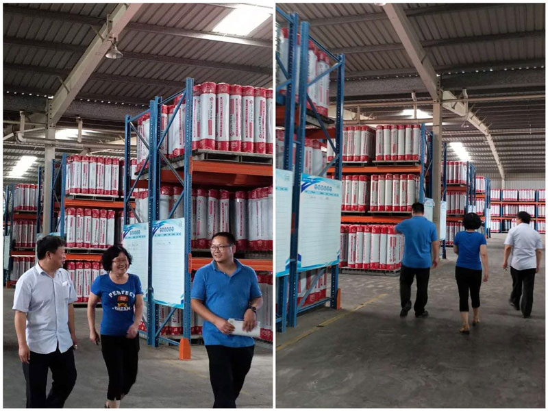 参观公司SBS卷材仓库