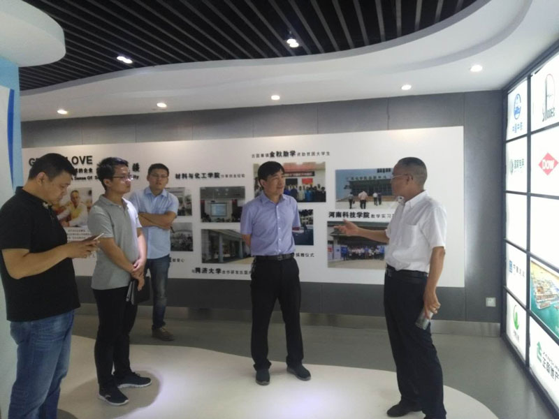 董事长倪贵全介绍公司正商地产、中铁等战略合作单位_开来SECOV湿克威防水