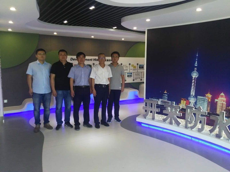 董事长倪贵全与参观领导合影留念_开来SECOV湿克威防水