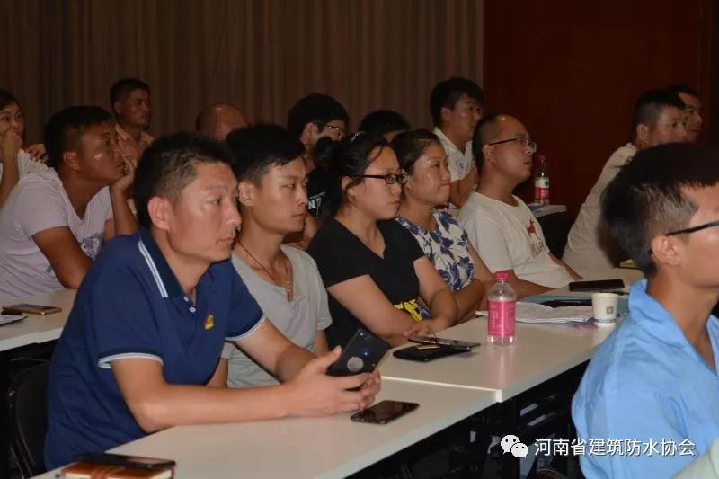 会员单位认真听课