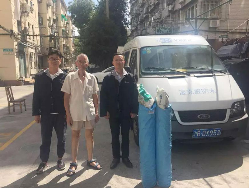 徐老伯与开来湿克威工作人员合影