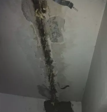 沿变形缝根部裂缝